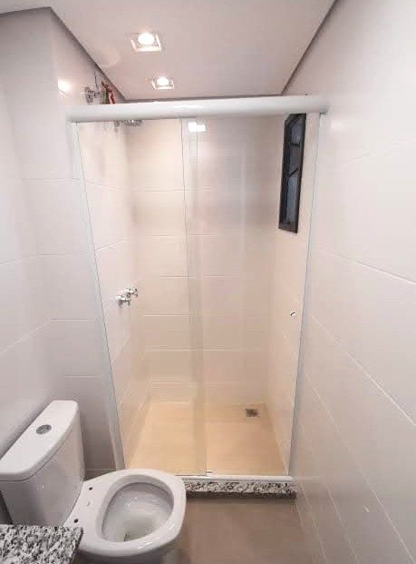 Box de vidro com perfil branco