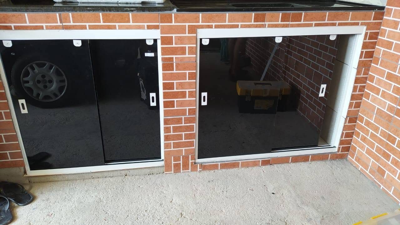 Portas de vidro fumê em churrasqueira