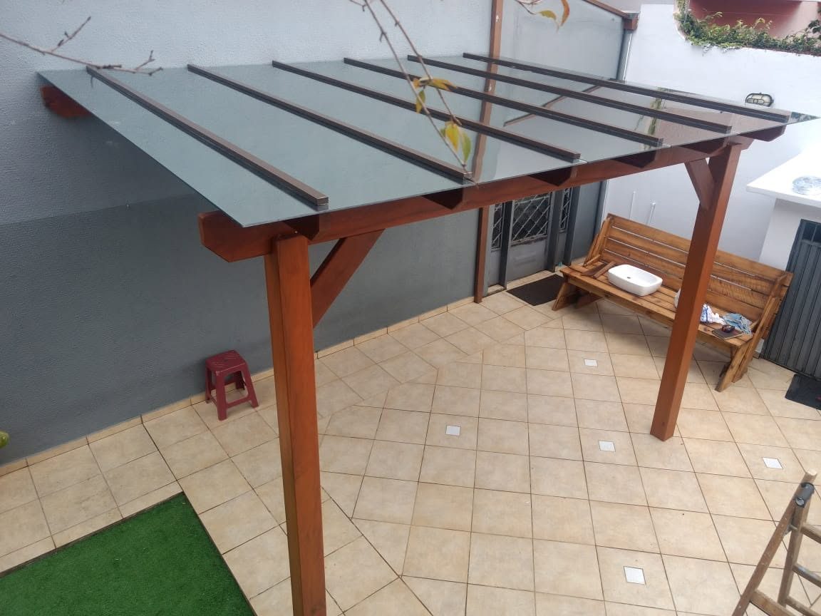 Cobertura de vidro em pergolado