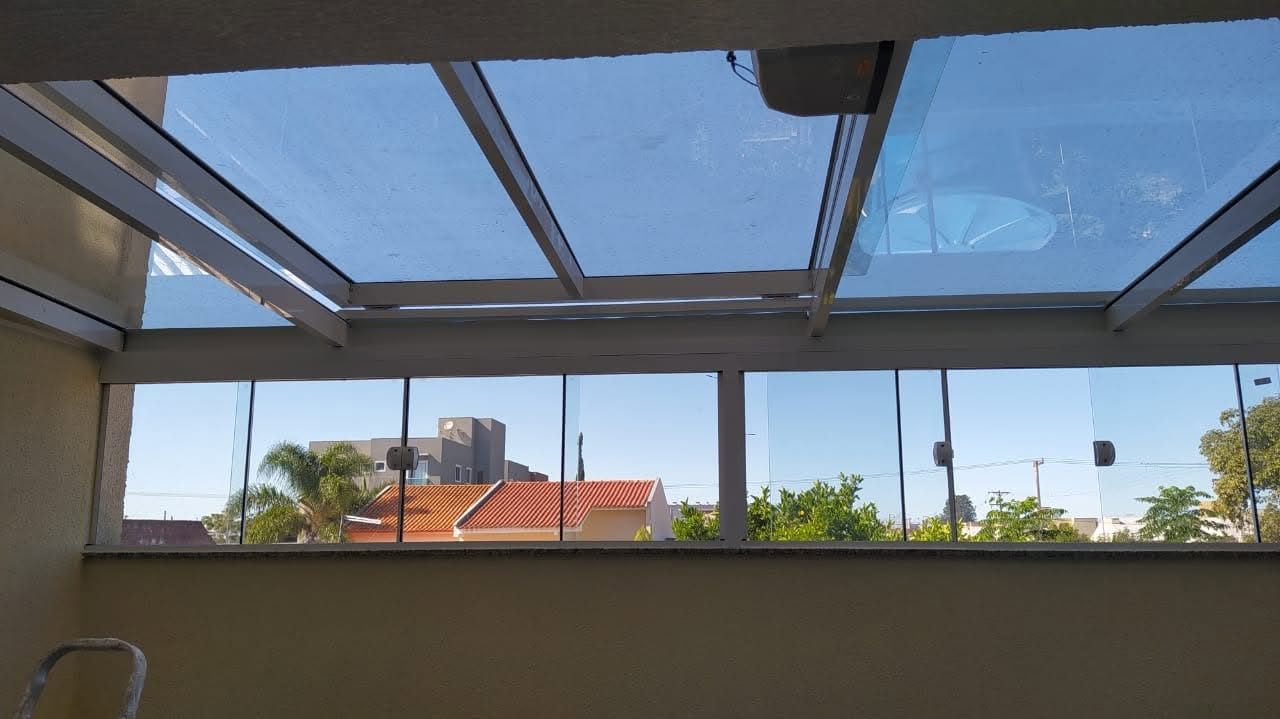 Cobertura e fechamento de vidro em terraço
