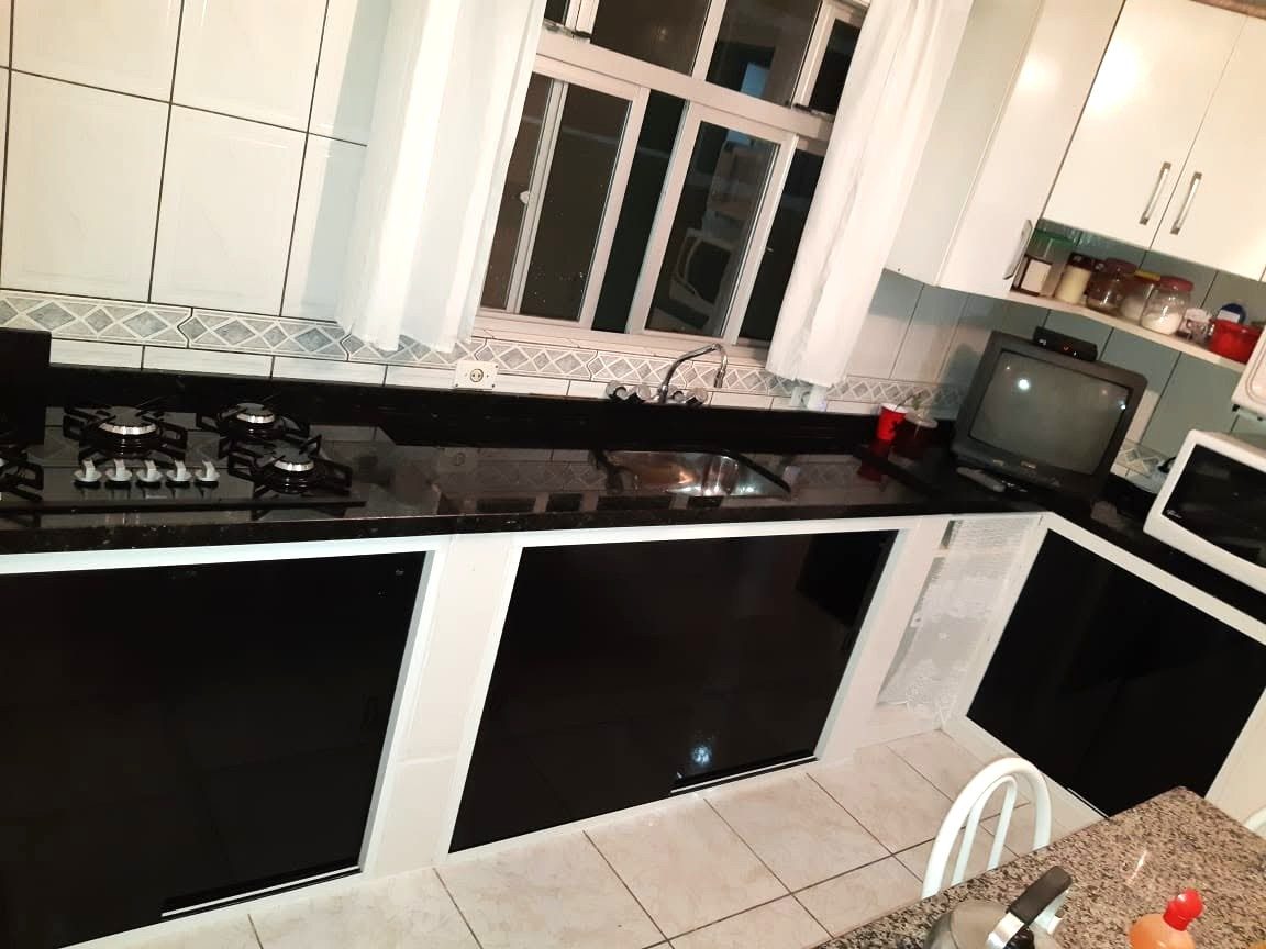 Portas de vidro preto em cozinha