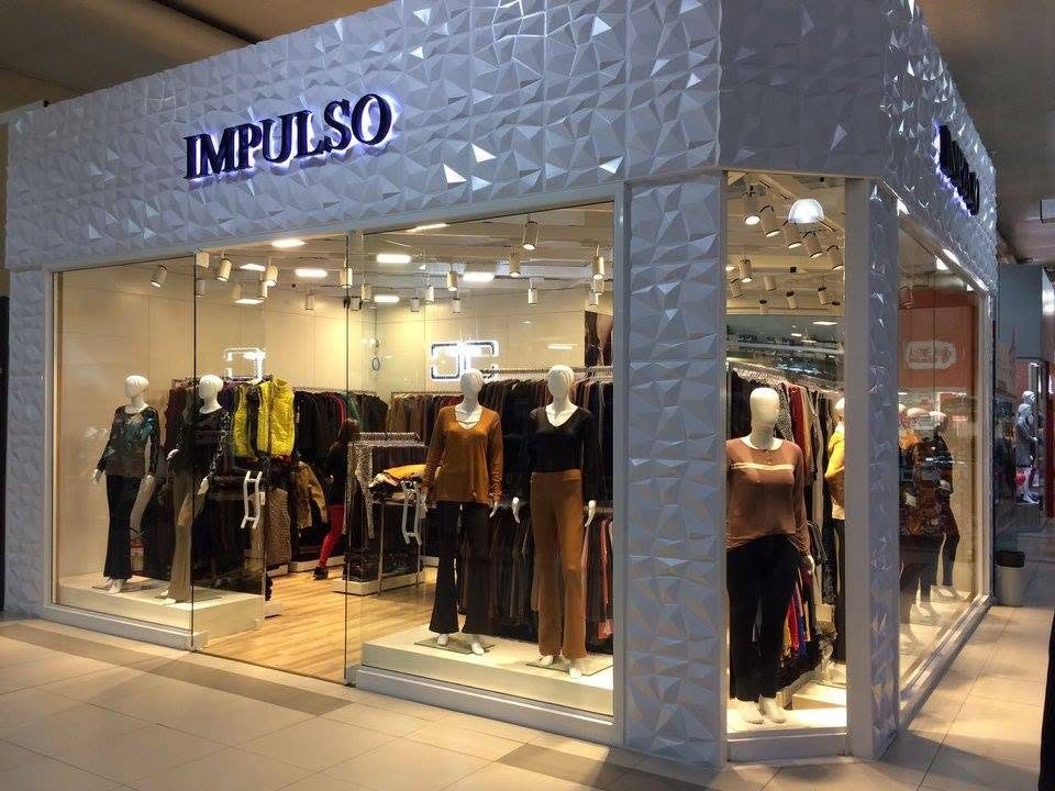 Fachada de vidro em loja de roupas