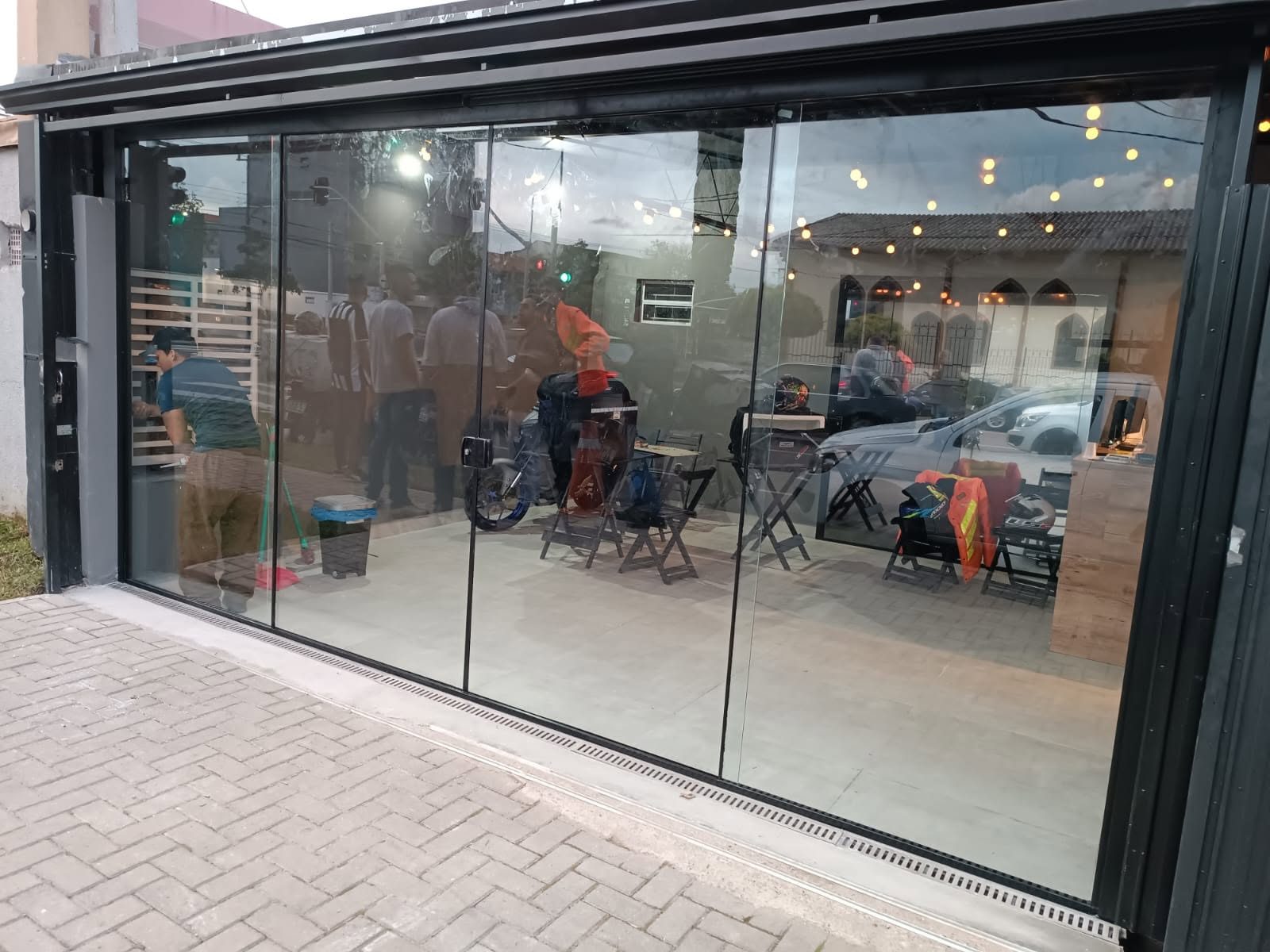 Fechamento de vidro em área comercial