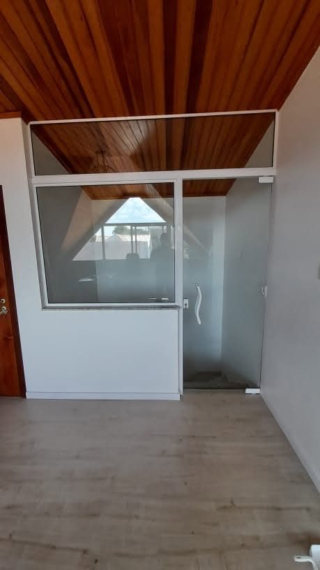 Fechamento de vidro em ambiente interno