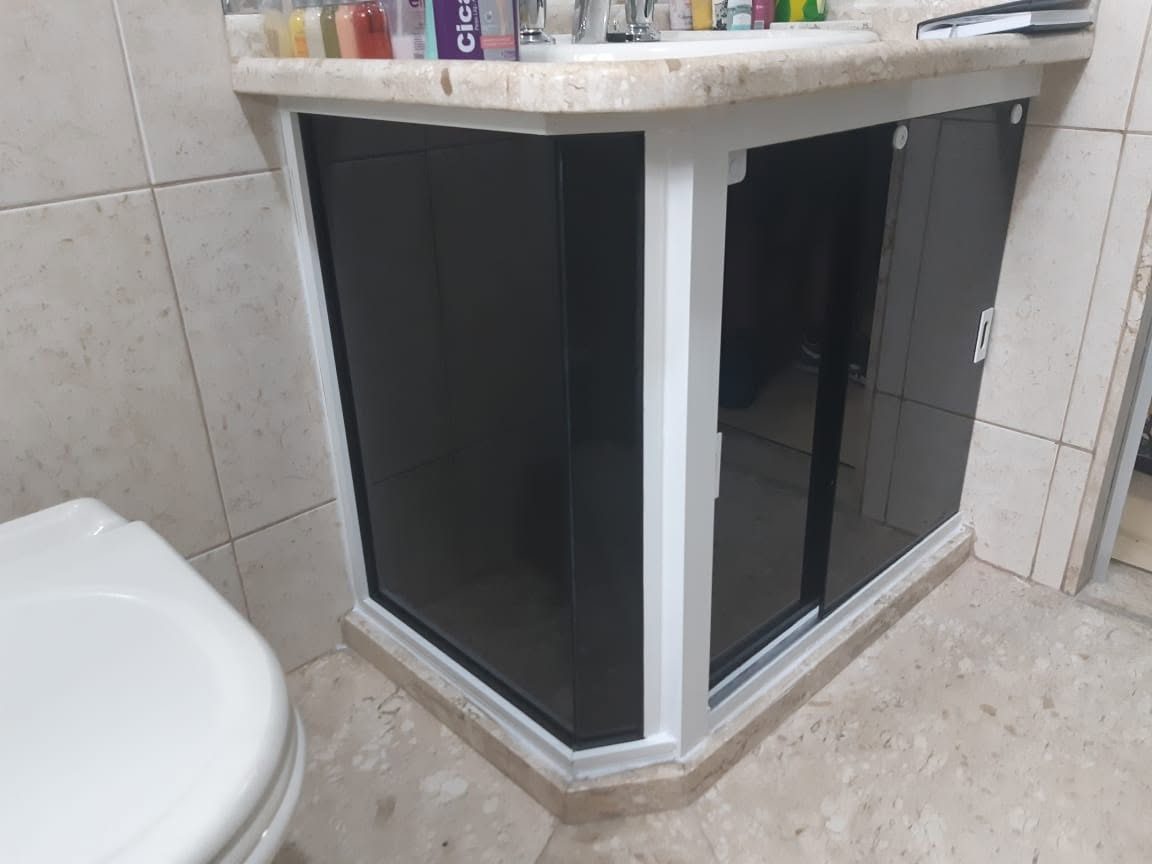 Portas de vidro fumê em gabinete