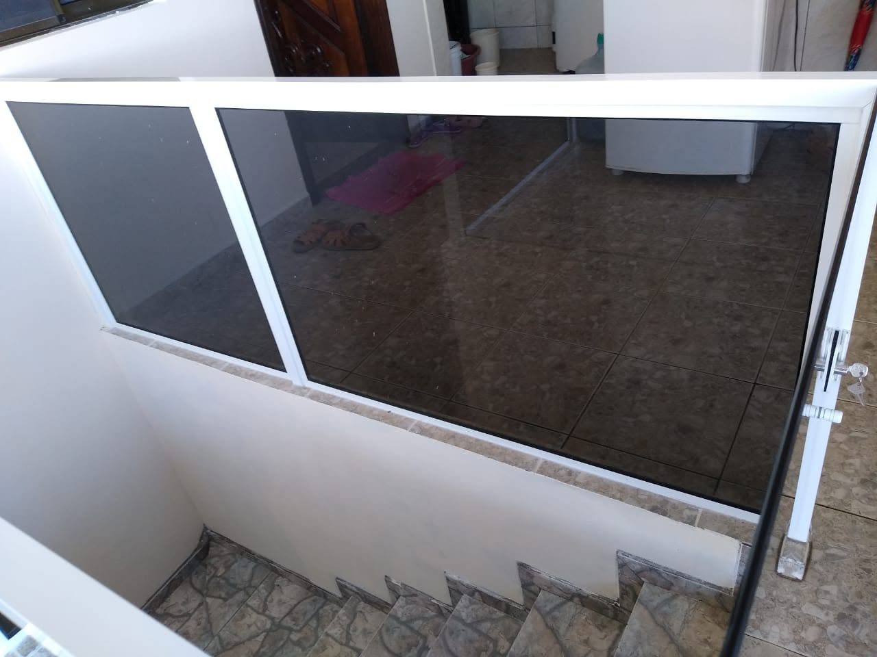 Guarda-corpo de vidro fumê em escada