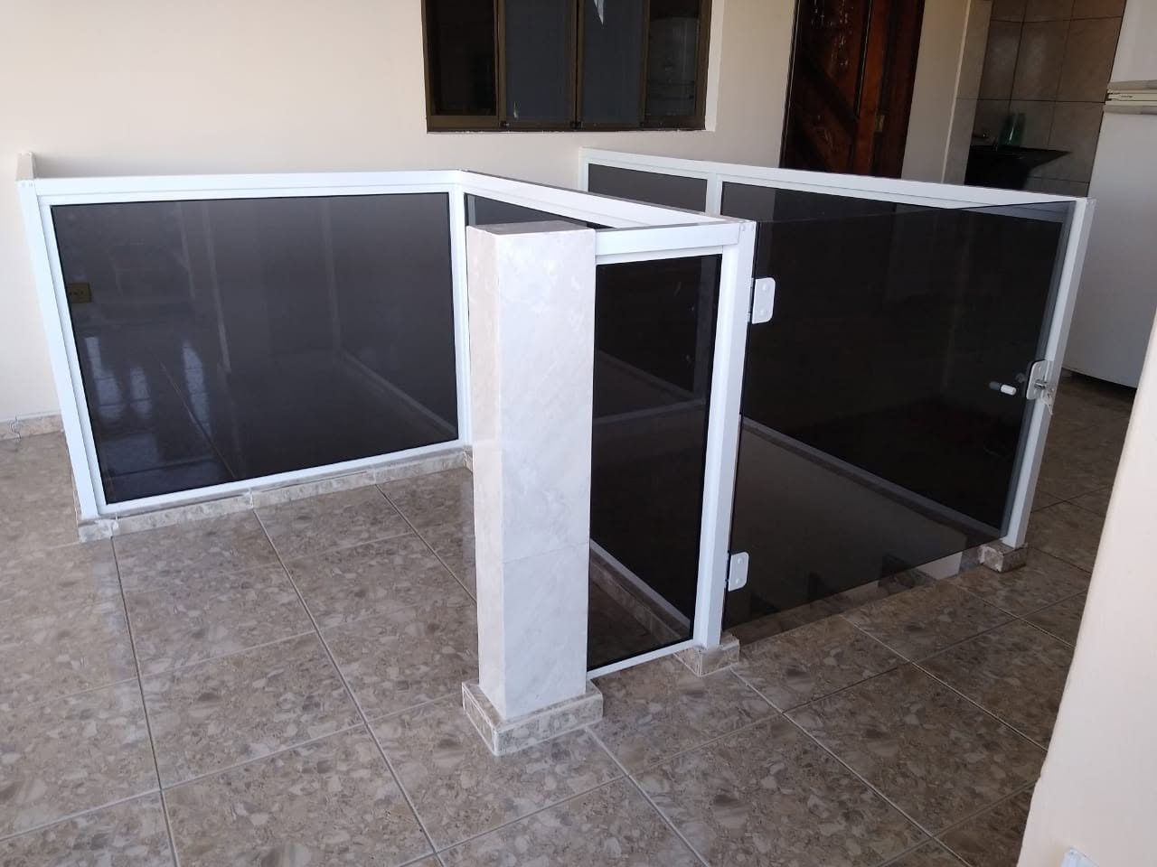Guarda-corpo de vidro fumê em escada