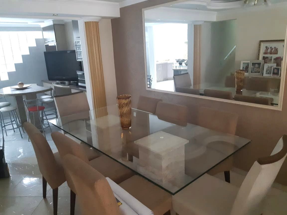 Tampo de vidro em mesa de jantar